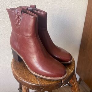 BareTraps Size 9 Brown Heeled Boots with Side Zipper